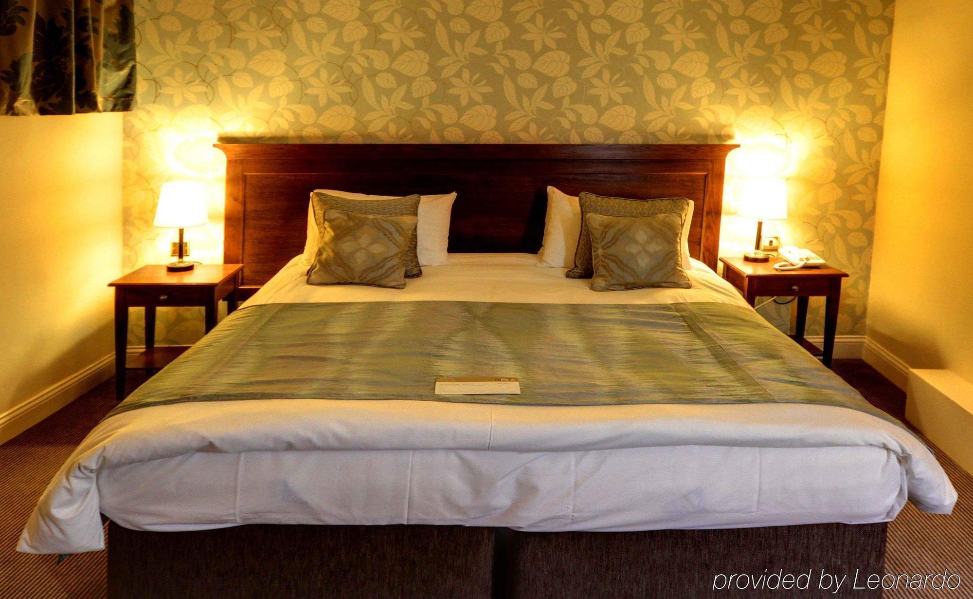 King'S Head Hotel By Greene King Inns Уимборн-Минстер Экстерьер фото